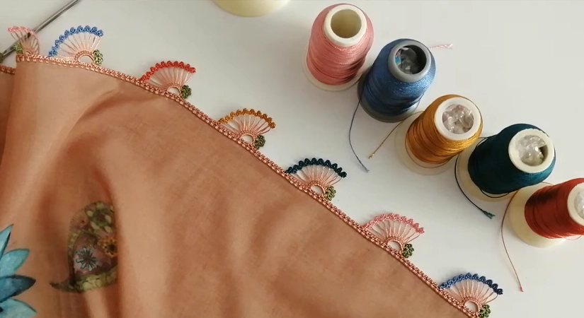 Kalem Oyası ile Renkli Çiçekler: İğne Oyası Tadında Zarif Bir Model